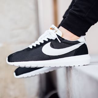 NIKE WMNS ROSHE